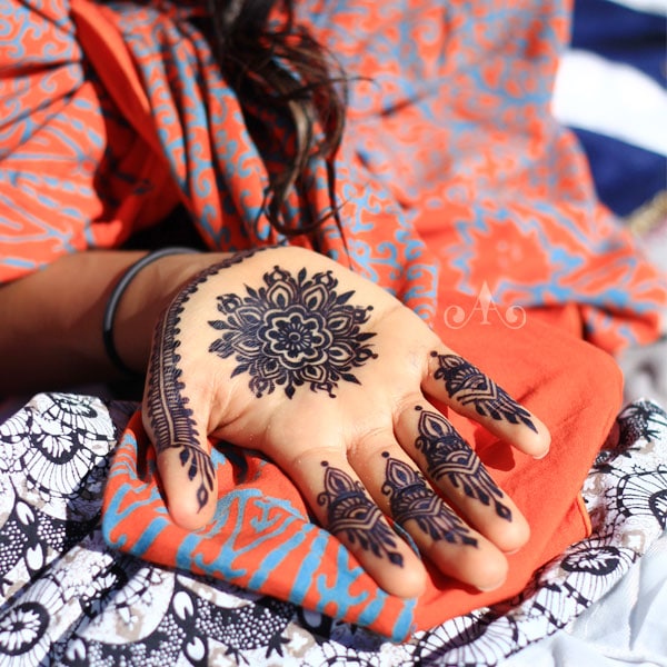 Bridesmaid Black dye henna😍 ✨DM / MSG 0491172179 FOR AVAILABILITY,  INQUIRIES AND BOOK! ✨ #hennabynamra #glenwaverley #hennaartis... | Instagram